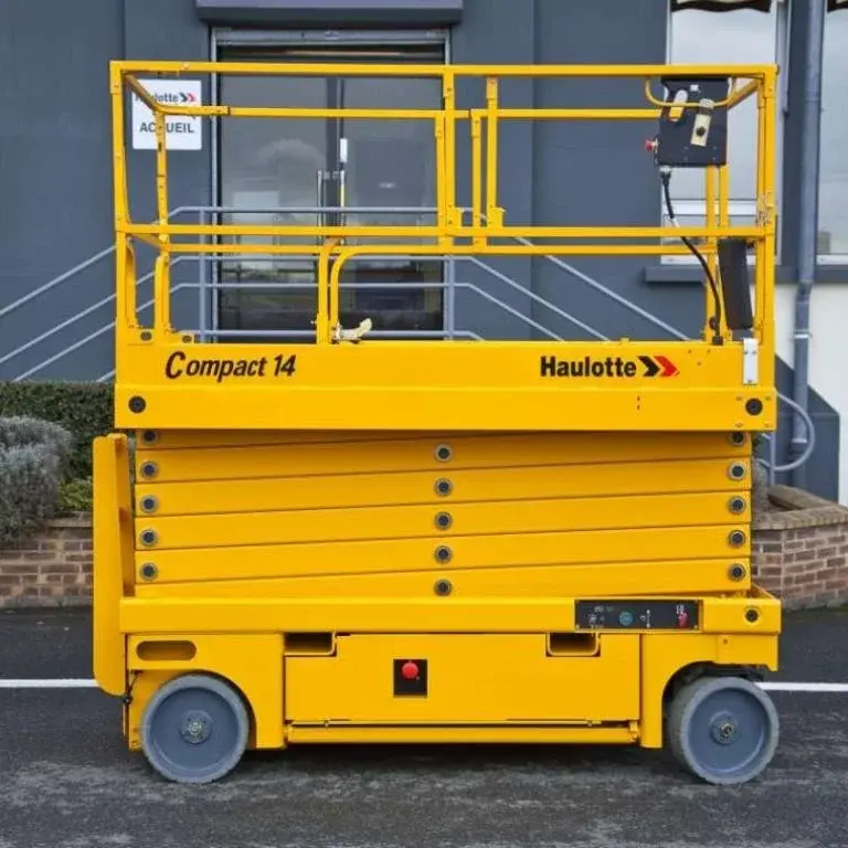 Arriendo de Alzahombre Tijera 14 mts Haulotte modelo Compact 14 en SK Rental con cobertura nacional.